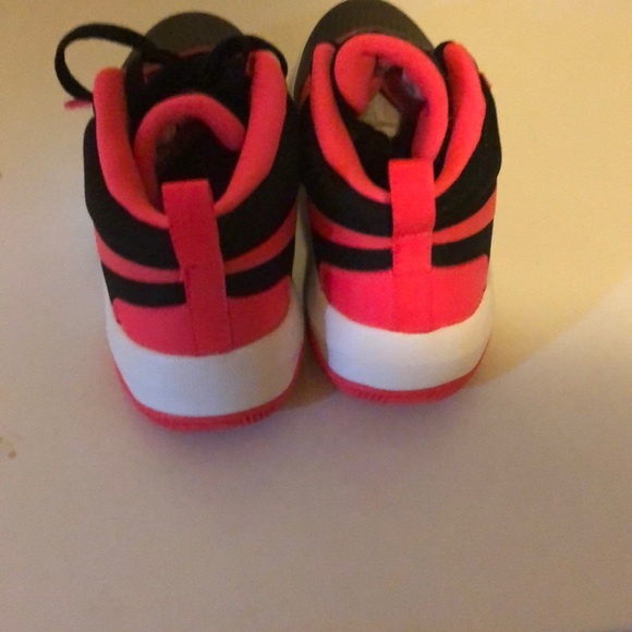 Brand new Nike size 6.5 sneakers - Picture 3 of 4